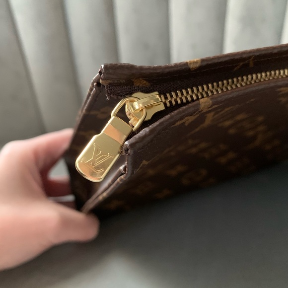 ❗️SOLD❗️🦄 Authentic LV toiletry pouch 26 - Picture 3 of 8